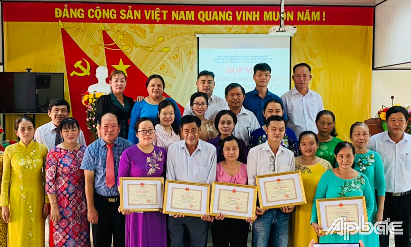 Buổi sinh hoạt CLB gia đình hạnh phúc, tôn vinh gia đình văn hóa tiêu biểu tại xã Lương Hòa Lạc.