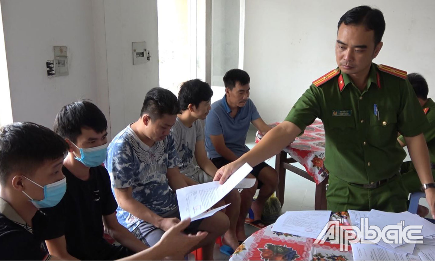 5 bị can bị nhận tống đạt quyết định khởi tố.