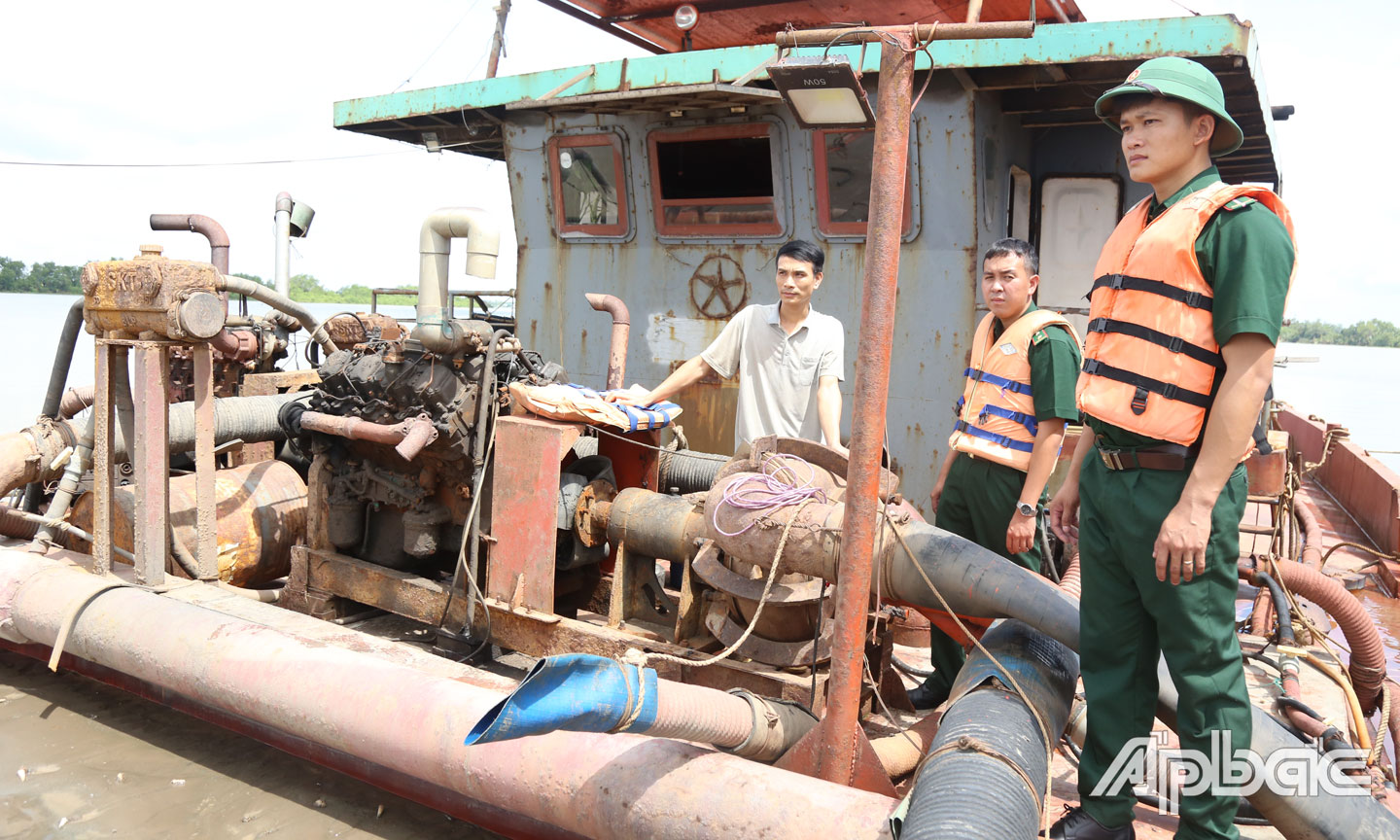 Nhiều tàu khai thác, vận chuyển trái phép cát bị tạm giữ.