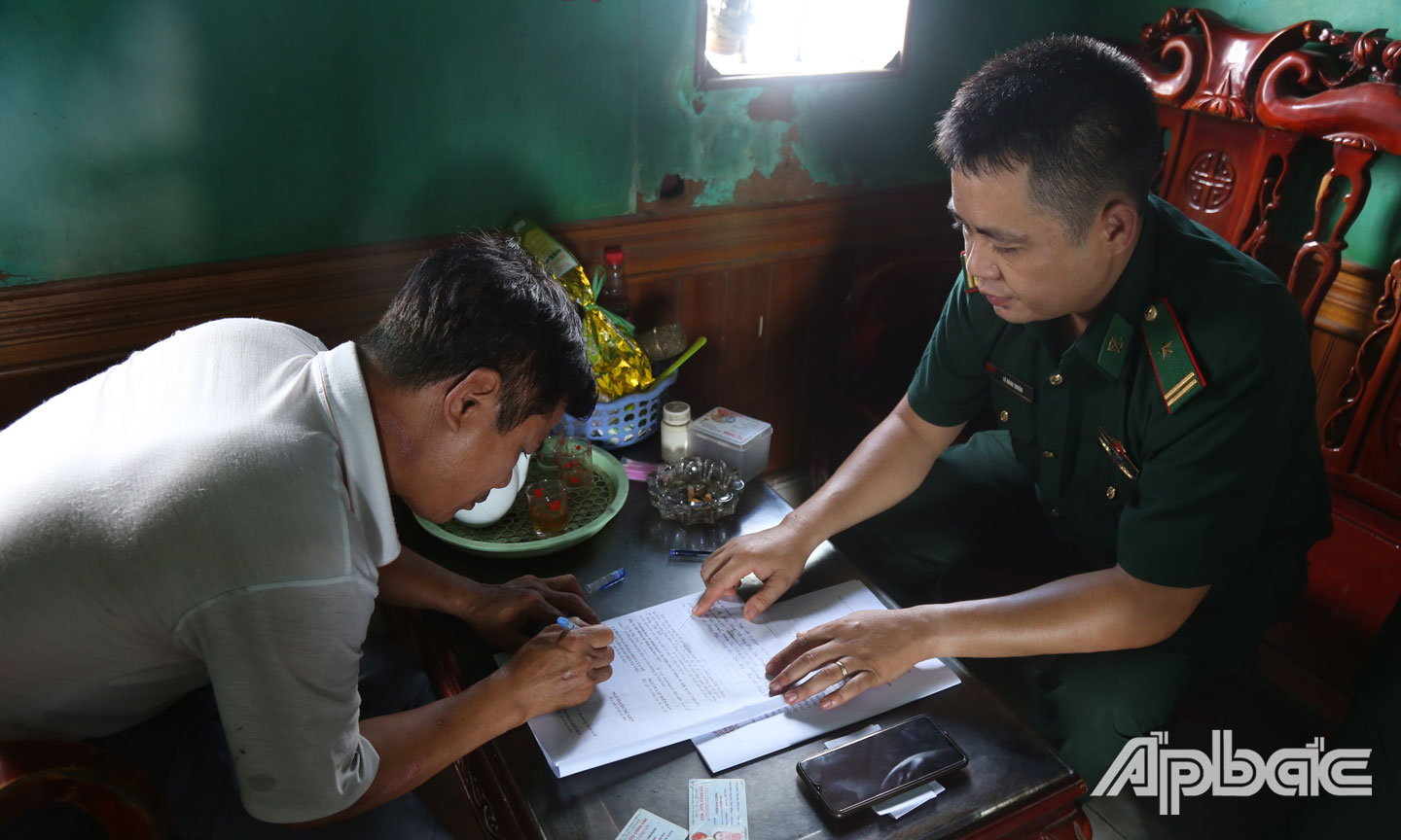 Tổ công tác BĐBP lập biên bản, xử lý phương tiện vận chuyển cát trái phép.