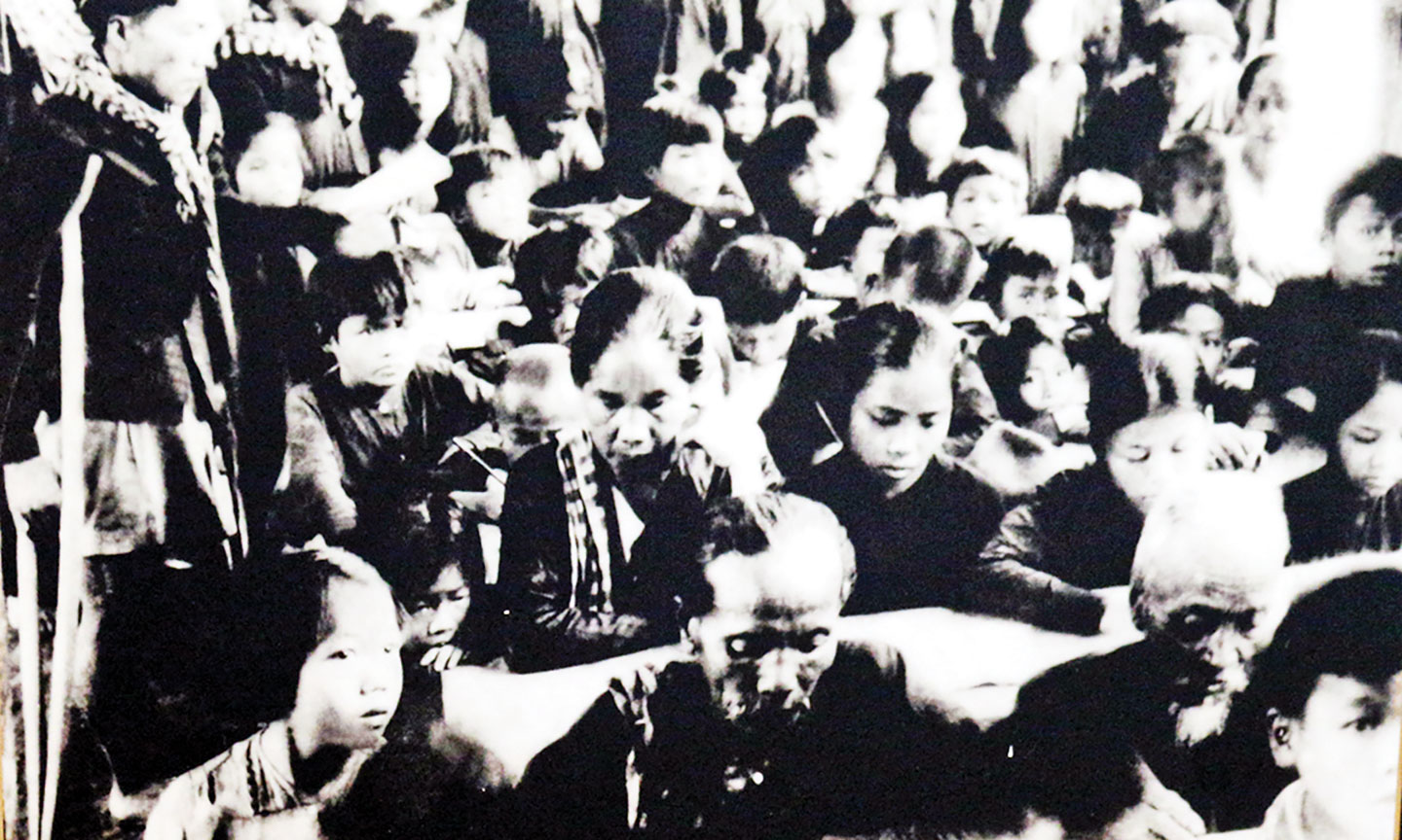 Lớp học bình dân học vụ ở xã hậu Mỹ, huyện cái bè năm 1951.