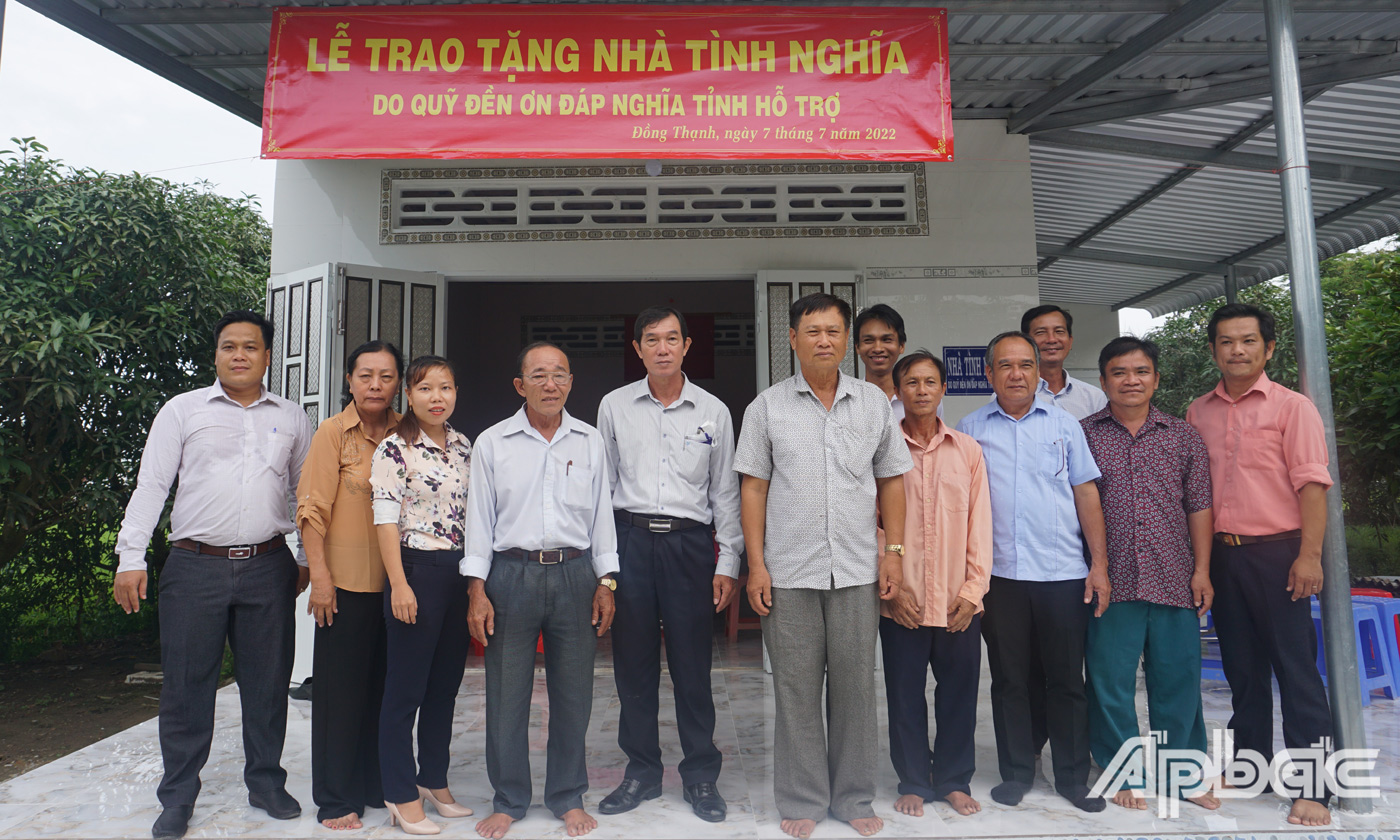 Bàn giao nhà cho gia đình ông Dương Văn Chưởng(con liệt sĩ), xã Đồng Thạnh, huyện Gò Công Tây