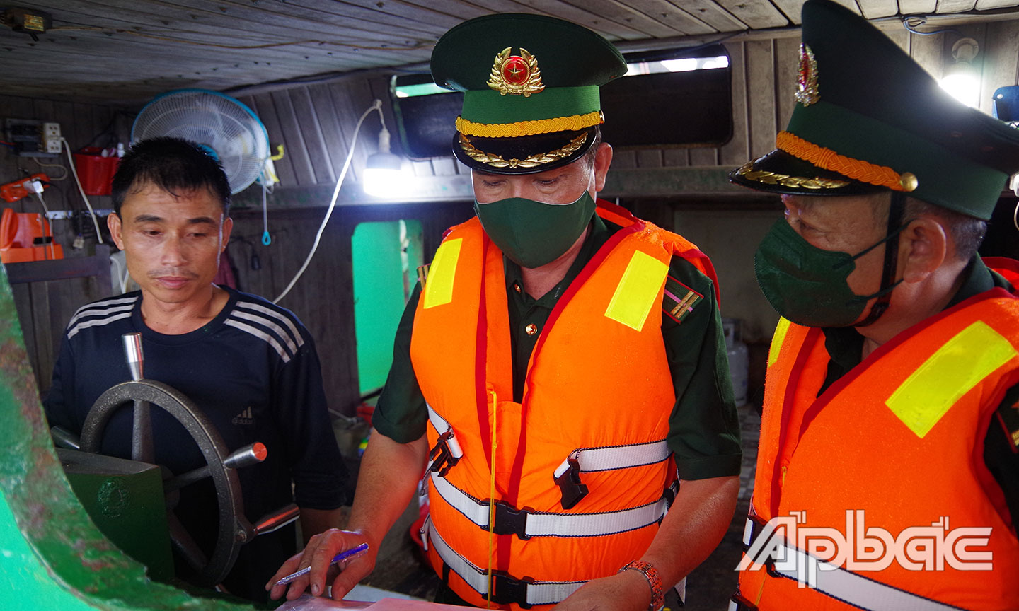 Tổ công tác lập biên bản vi phạm đối với thuyền trưởng phương tiện.