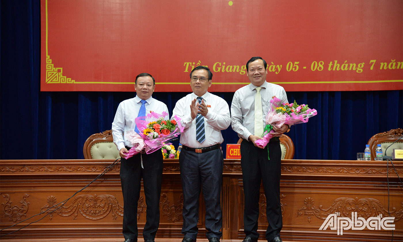 Đồng chí Võ Văn Bình phát biểu ý kiến tại buổi tiếp xúc