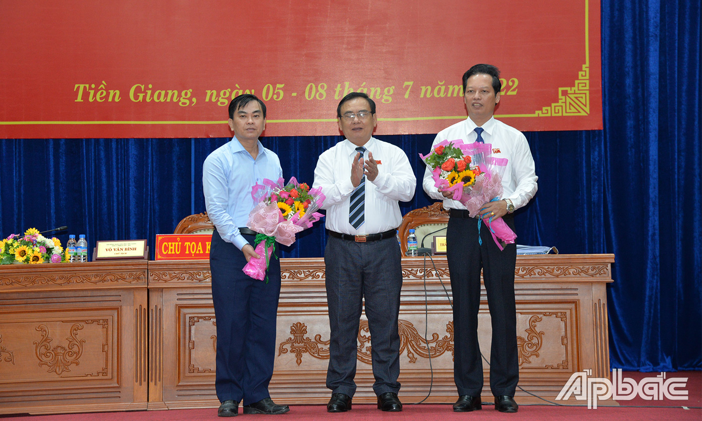 Đồng chí Võ Văn Bình chúc mừng các đồng chí vừa trúng cử vào các chức vụ lãnh đạo tỉnh