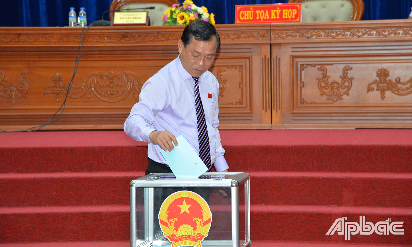 Đại biểu bỏ phiếu trực tiếp bầu các Ủy viên UBND tỉnh tại kỳ họp.