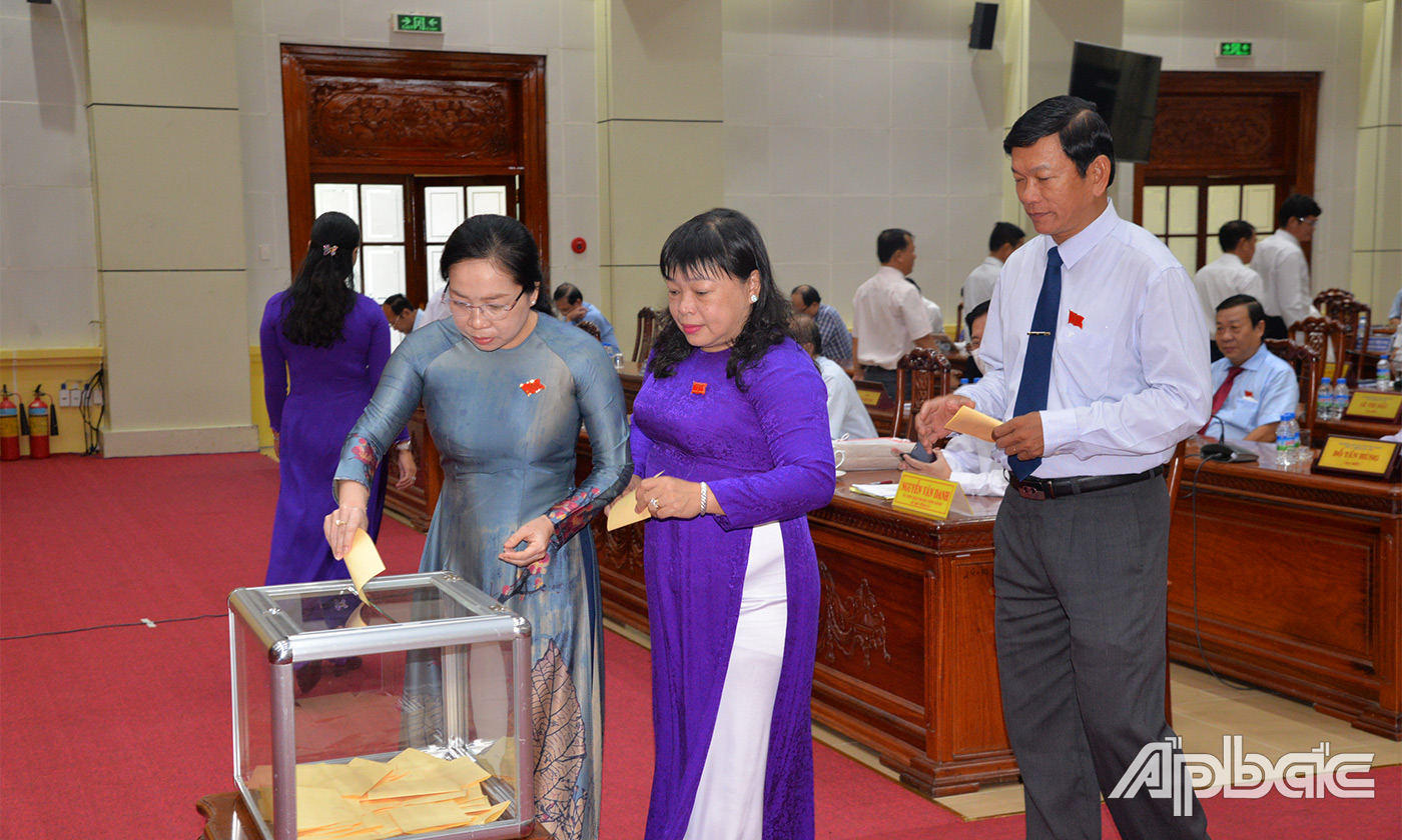 Đại biểu bỏ phiếu trực tiếp bầu các Ủy viên UBND tỉnh tại kỳ họp.