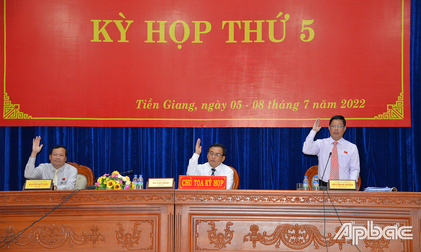 Đại biểu biểu quyết thông qua Nghị Quyết.