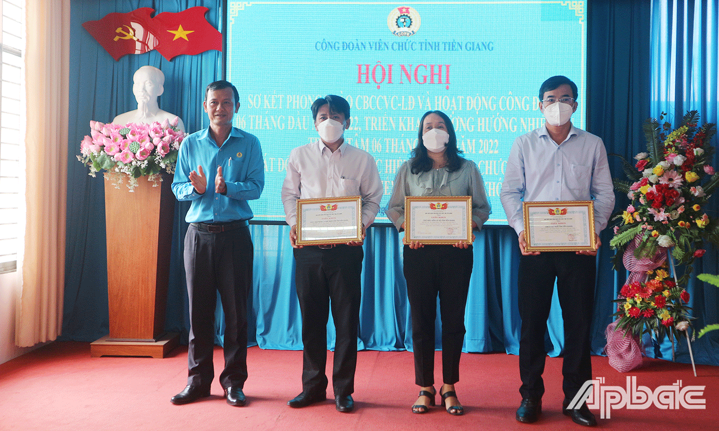 CĐVC Tiền Giang khen thưởng 4 tập thể có thành tích chương trình “01 triệu sáng kiến - nỗ lực vượt khó, sáng tạo quyết tâm chiến thắng đại dịch Covid – 19” giai đoạn 1