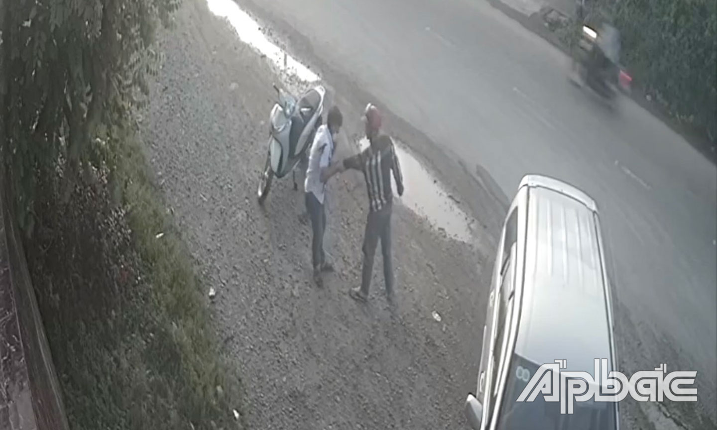 Người đàn ông áo trắng bị đâm nhiều nhát vào người.