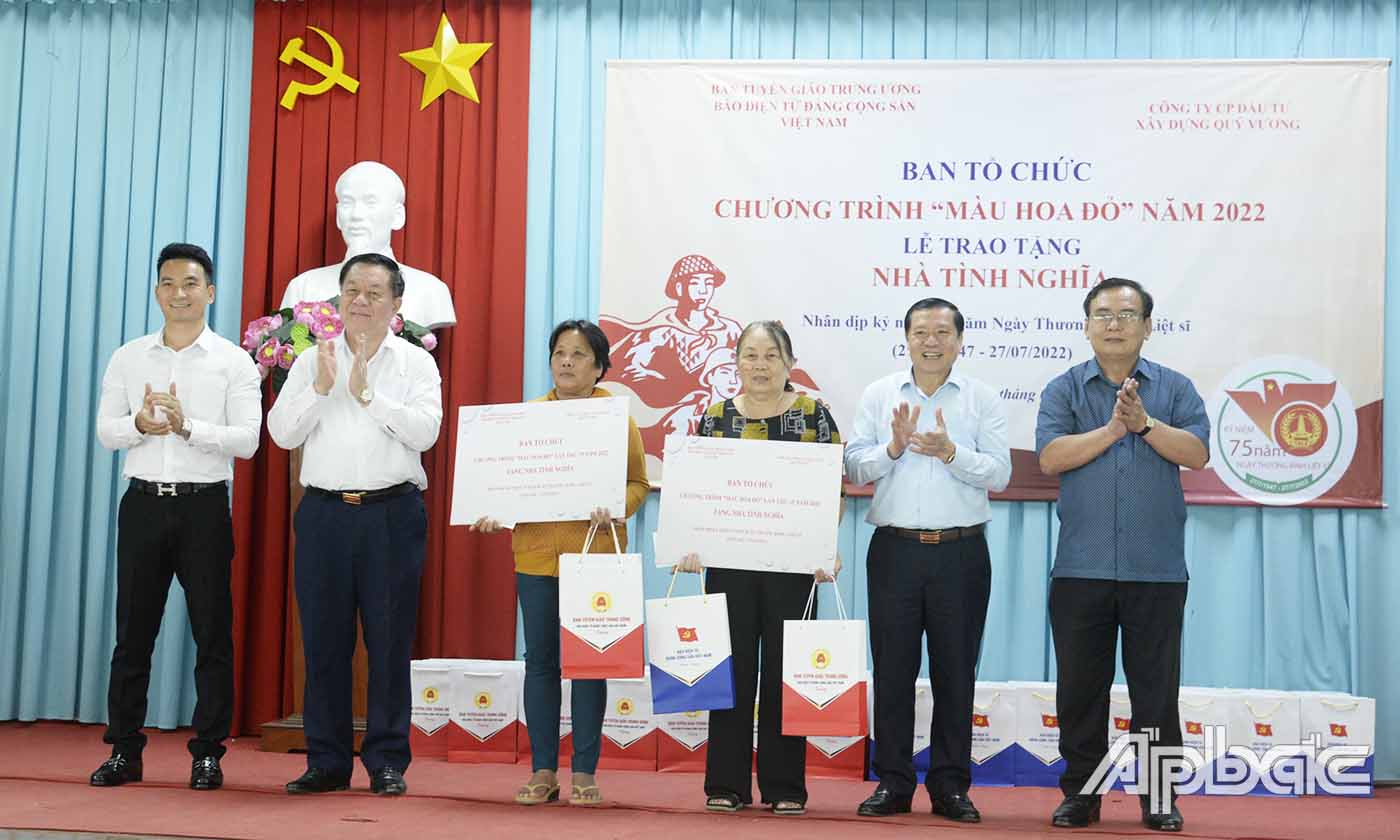 Đồng chí Nguyễn Trọng Nghĩa, Bí thư Trung ương Đảng, Trưởng Ban Tuyên giáo Trung ương cùng với lãnh đạo Ban Tuyên giáo Trung ương, lãnh đạo tỉnh Tiền Giang trao bảng tượng trưng tặng nhà tình nghĩa cho 2 gia đình chính sác của Thị xã Gò Công.