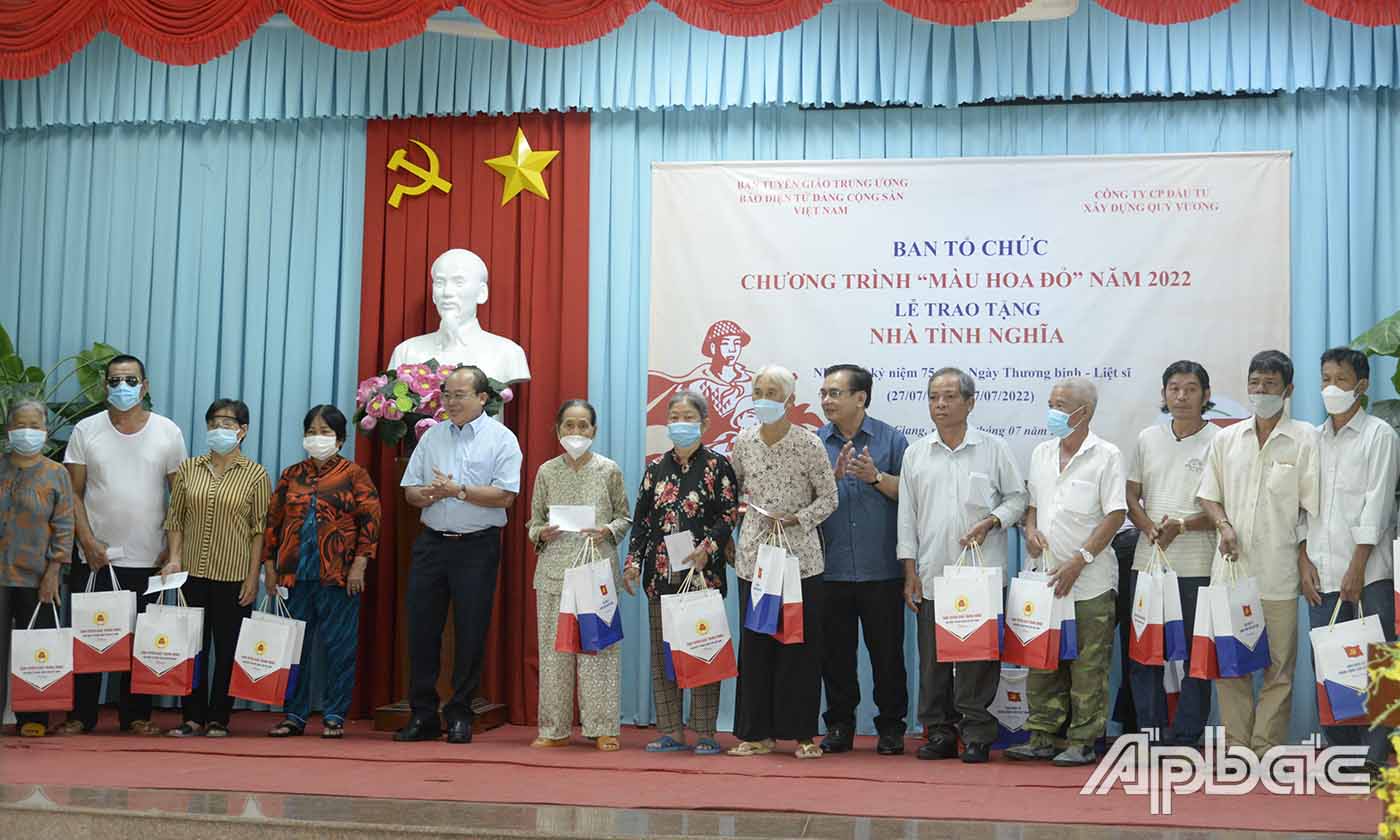 Đồng chí Võ Văn Bình, Phó BÍ thư Thường trực Tỉnh ủy, Chủ tịch HĐND tỉnh (ảnh trên) và đồng chí Nguyễn Chí Trung, Ủy viên BTV, Chủ tịch UB MTTQ Việt Nam tỉnh Tiền Giang (ảnh giữa) trao quà cho các gia đình chinh sách.