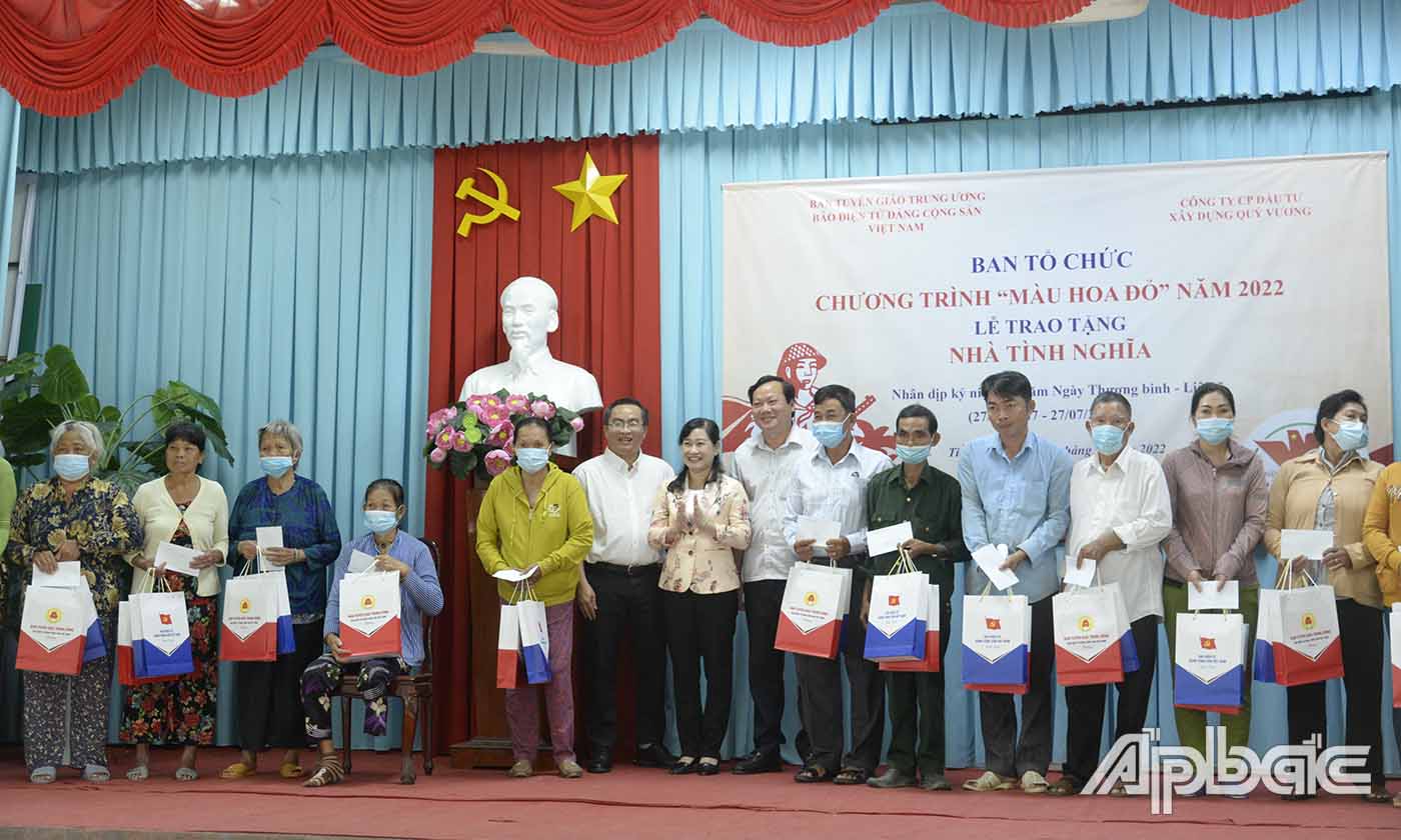 Đồng chí Châu Thị Mỹ Phương, Ủy viên BTV, Trưởng Ban Tuyên giáo Tỉnh ủy (ảnh trên) và đồng chí Nguyễn Hữu Lợi, Bí thư Thị ủy, Chủ tịch HĐND thị xã Gò Công, Phó Chủ tịch HĐND tỉnh (ảnh giữa) trao quà cho các gia đình chính sách.