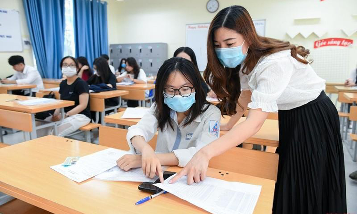 Thí sinh Hà Nội làm thủ tục dự thi tốt nghiệp THPT năm 2022. Ảnh: THÀNH ĐẠT