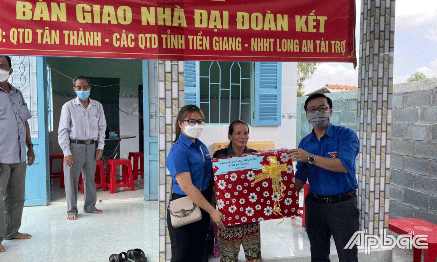 Bàn giao nhà cho chị Trương Thị Thi, ấp Cầu Muống xã Tân Thành (Gò Công Đông).