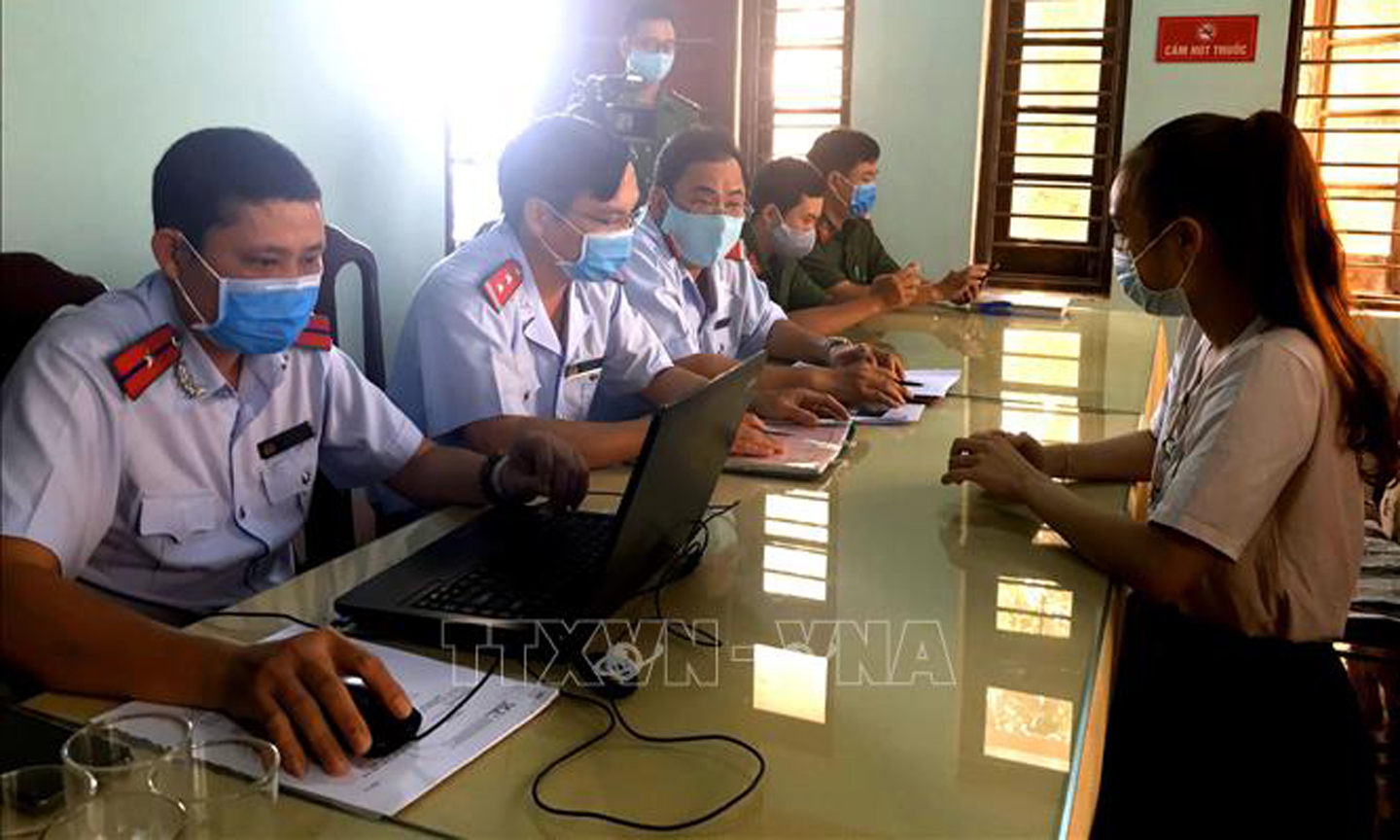 Cơ quan chức năng làm việc, xử phạt trường hợp tung tin giả về dịch COVID-19 lên mạng xã hội. Ảnh: TTXVN.