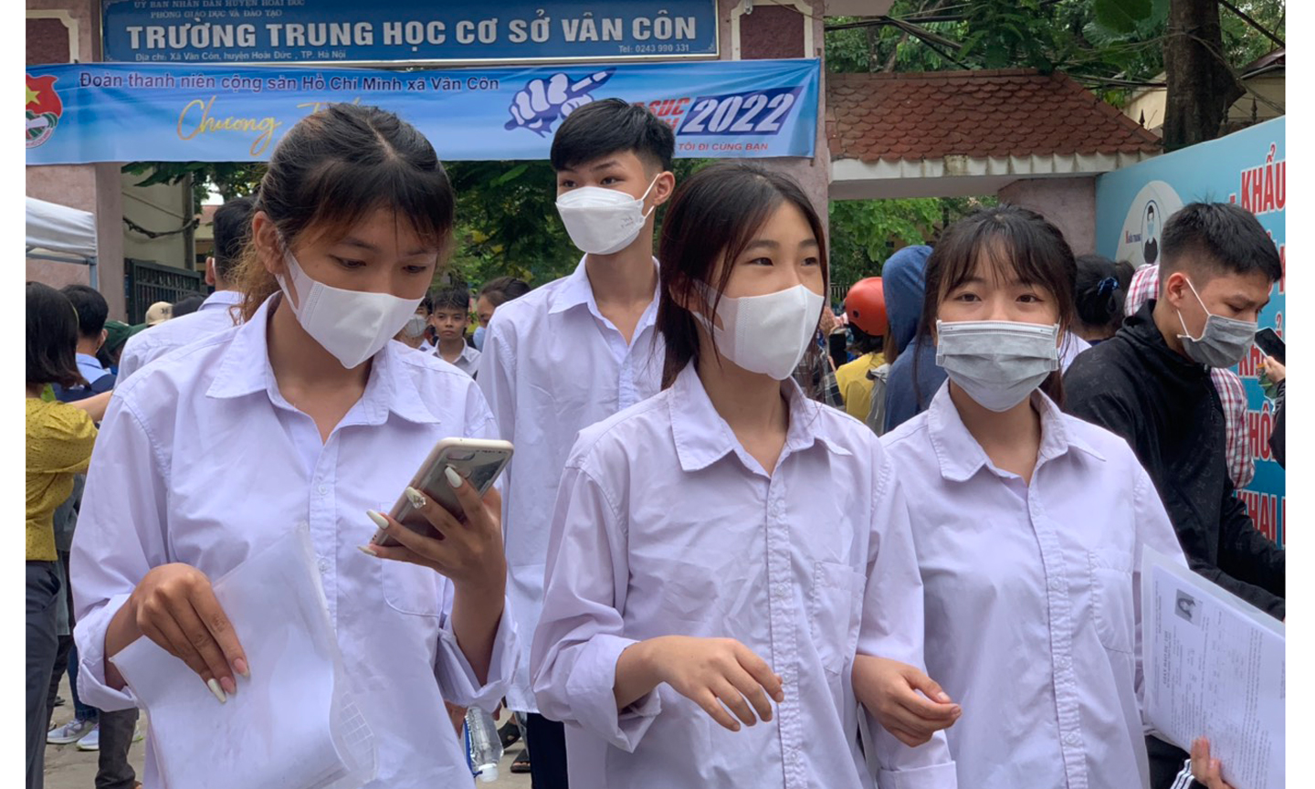 Thí sinh tham dự kỳ thi tốt nghiệp THPT năm 2022 tại điểm thi THCS Vân Côn (huyện Hoài Đức, Hà Nội). Ảnh: Lê Vân.