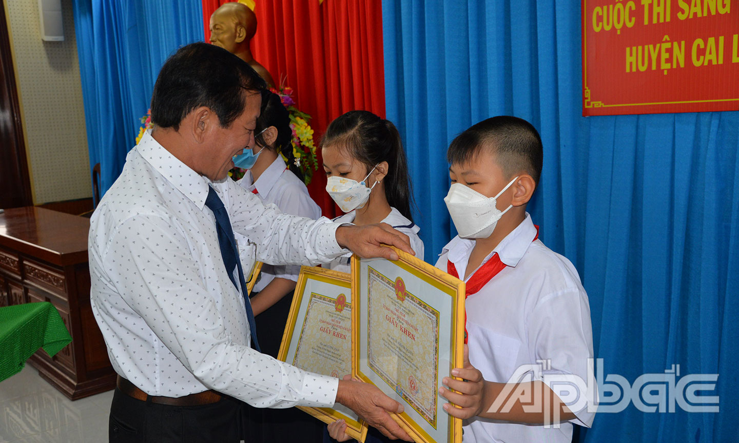  Đồng chí Võ Văn Nhanh trao giải các em học sinh có sản phẩm đạt giải cao.