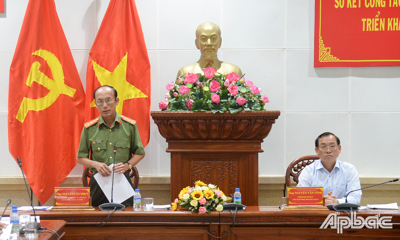 Đại tá Nguyễn Văn Nhựt, Giám đốc Công an tỉnh phát biểu tại hội nghị.