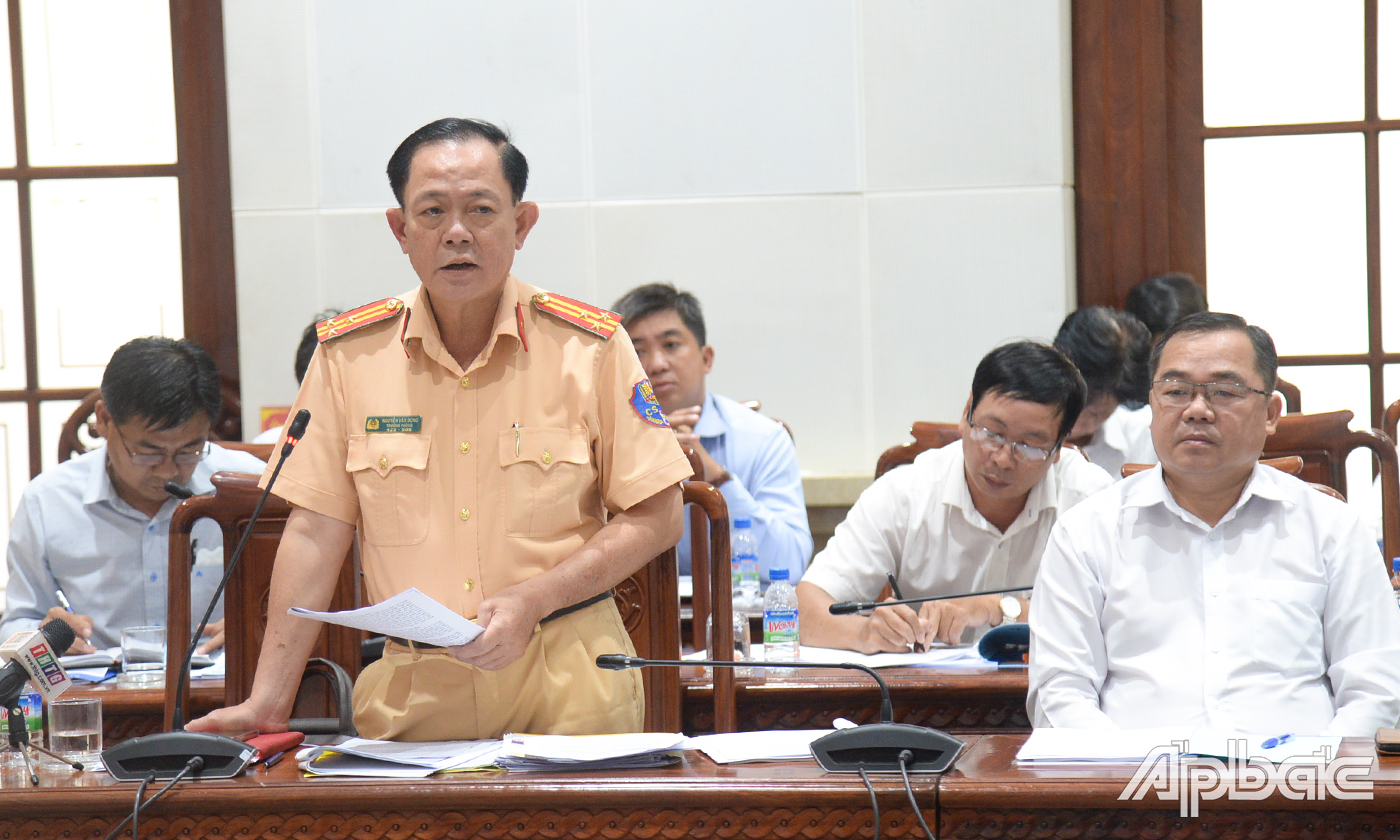 Thượng tá Nguyễn Văn Dũng, Trưởng phòng Cảnh sát giao thông - Công an tỉnh phân tích các giải pháp giảm ùn tắc giao thông và đánh giá công tác xử lý vi phạm trật tự ATGT qua hệ thống camera giám sát .