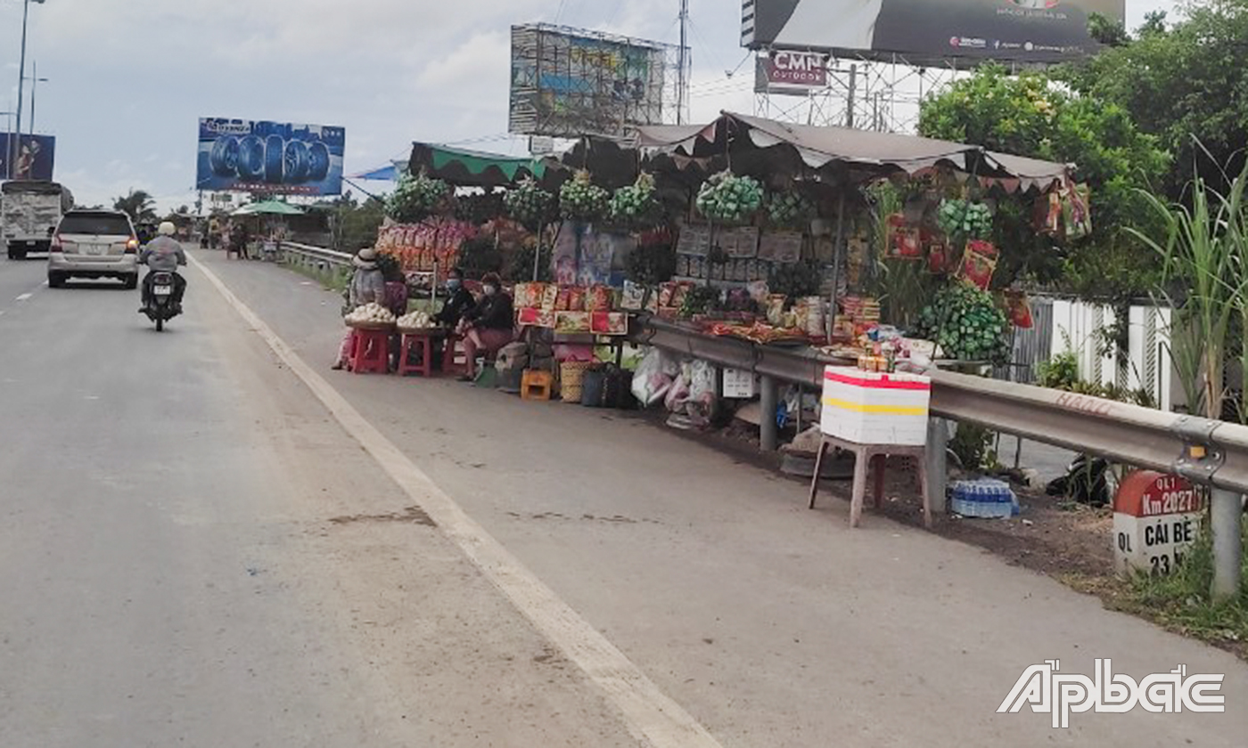 Khó giải quyết dứt điểm tình trạng người dân buôn bán lấn chiếm hành lang, lòng đường khu vực cầu Mỹ Thuận.