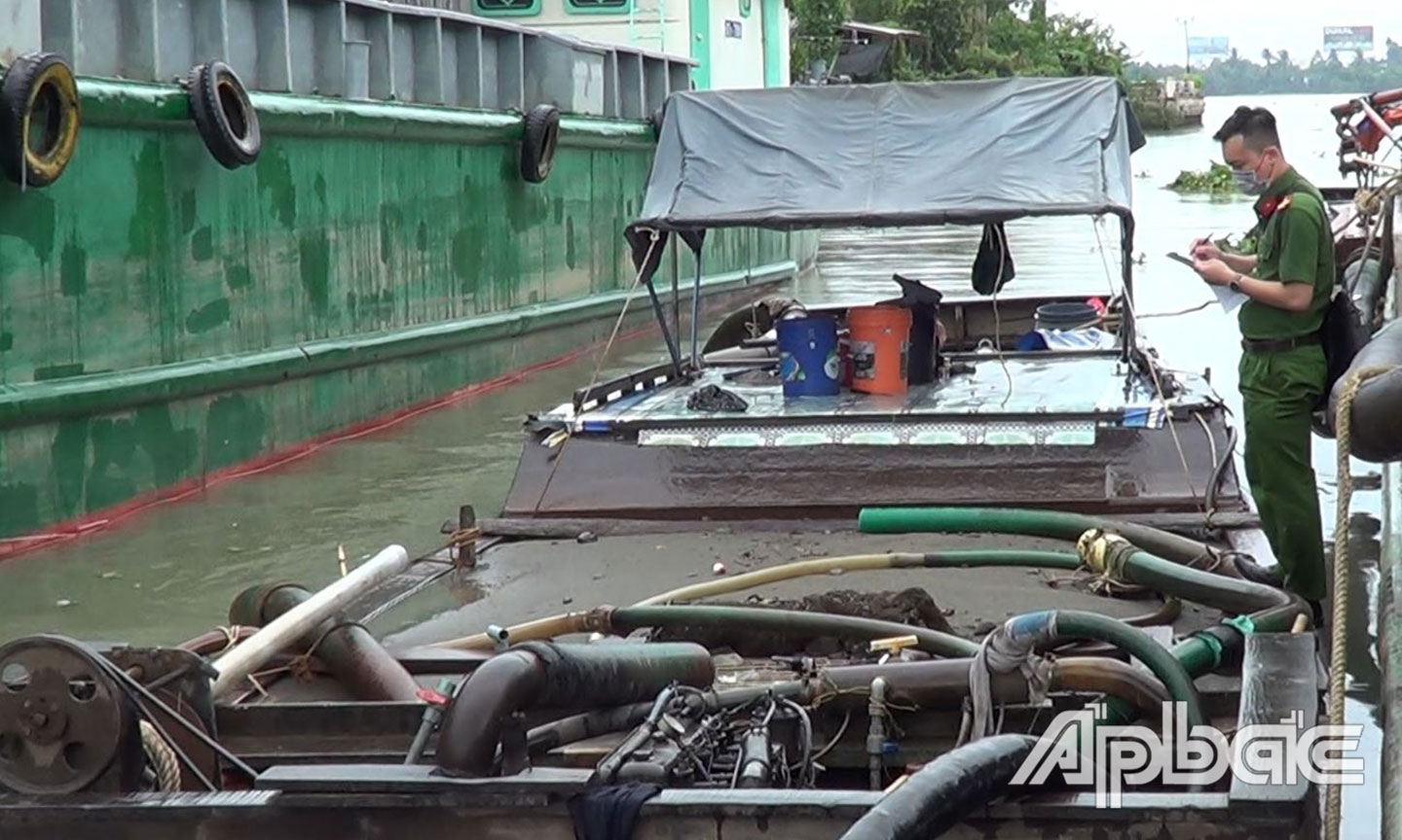 Công an thành phố Mỹ Tho kiểm tra phương tiện bị tạm giữ.