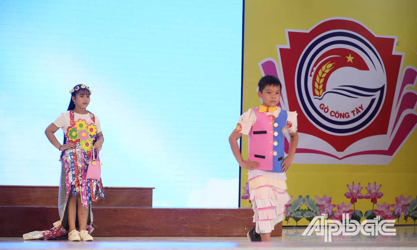 Các tiết mục văn nghệ được các trường dàn dựng công phu, đẹp mắt.