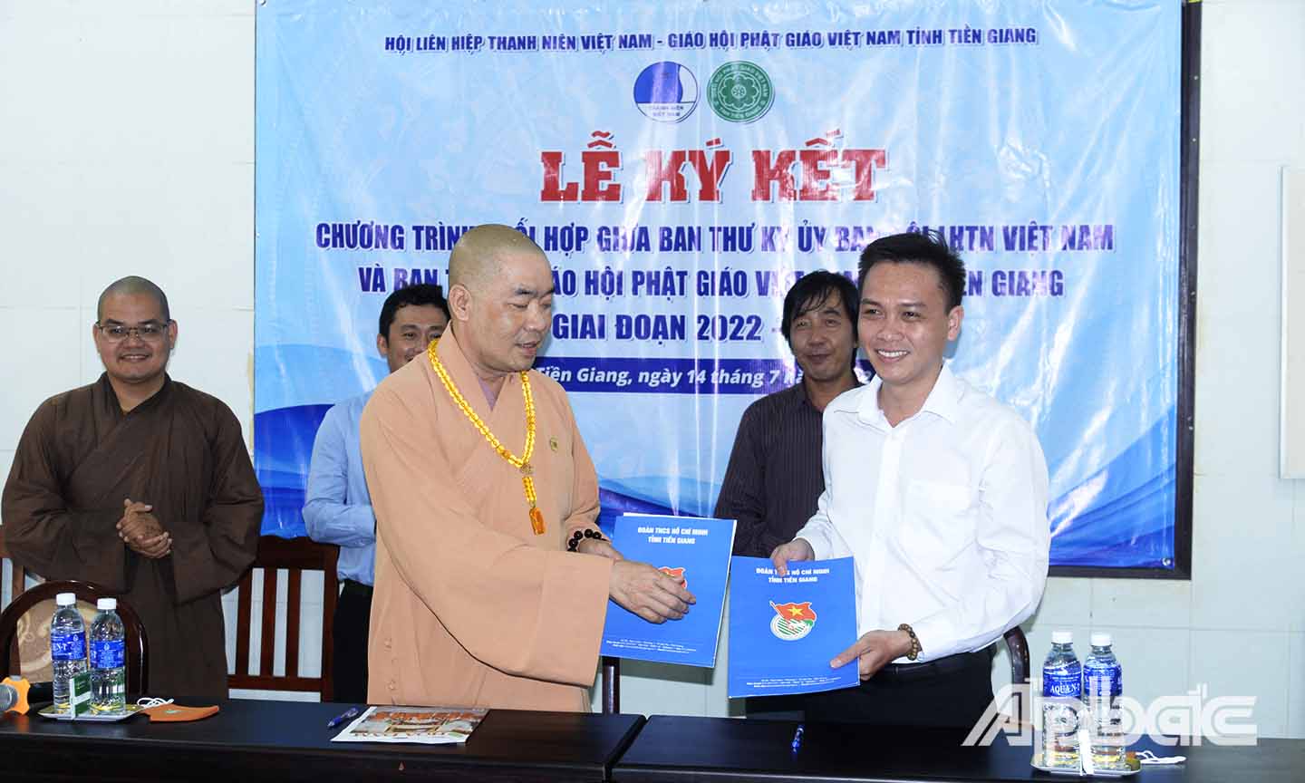 Đại diện lãnh đạo hai đơn vị thực hiện nghi thức ký kết phối hợp.