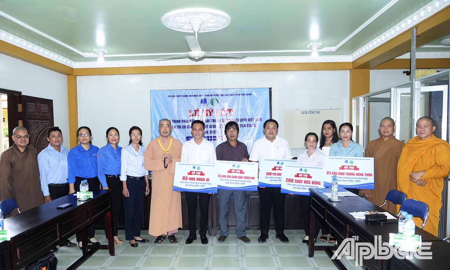 Dịp này, GHPG Việt Nam tỉnh Tiền Giang tặng Hội LHTN Việt Nam tỉnh Tiền Giang nhiều công trình và phần quà thực hiện công tác an sinh xã hội.