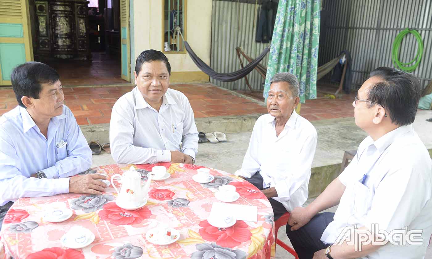 Đoàn đến thăm và tặng quà gia đình ông Lê Khắc Xê, cha liệt sĩ, ấp 1, xã Tân Thanh.