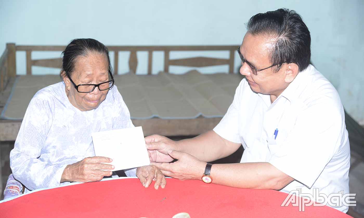 Đoàn đến thăm và tặng quà gia đình bà Nguyễn Thị Nga, bệnh binh 61 %, ấp 1, xã Tân Thanh.