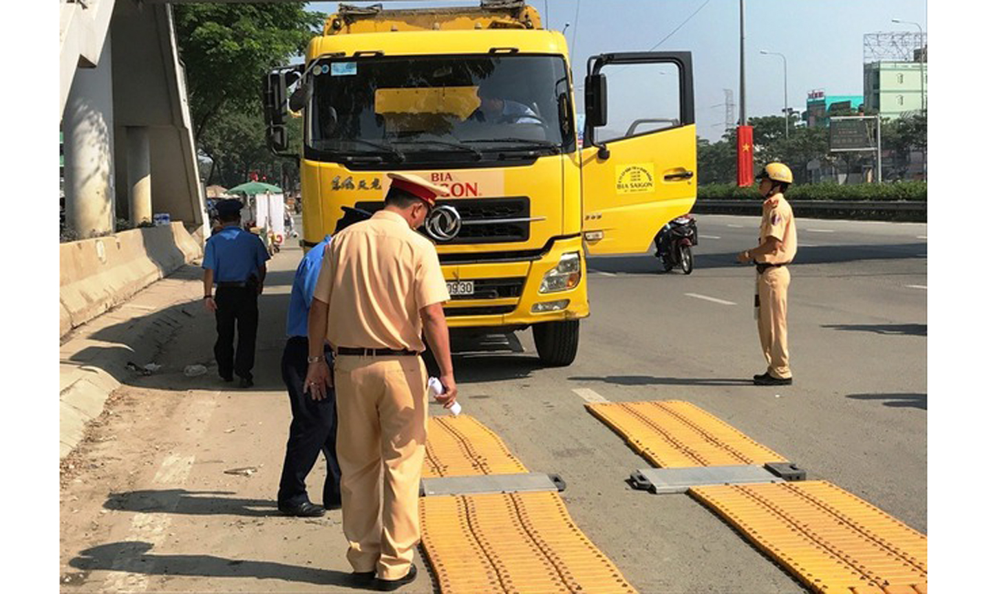 Bộ Công an khẳng định: Không có chuyện hết cao điểm sẽ chùng xuống hoặc dừng việc xử lý xe quá tải.