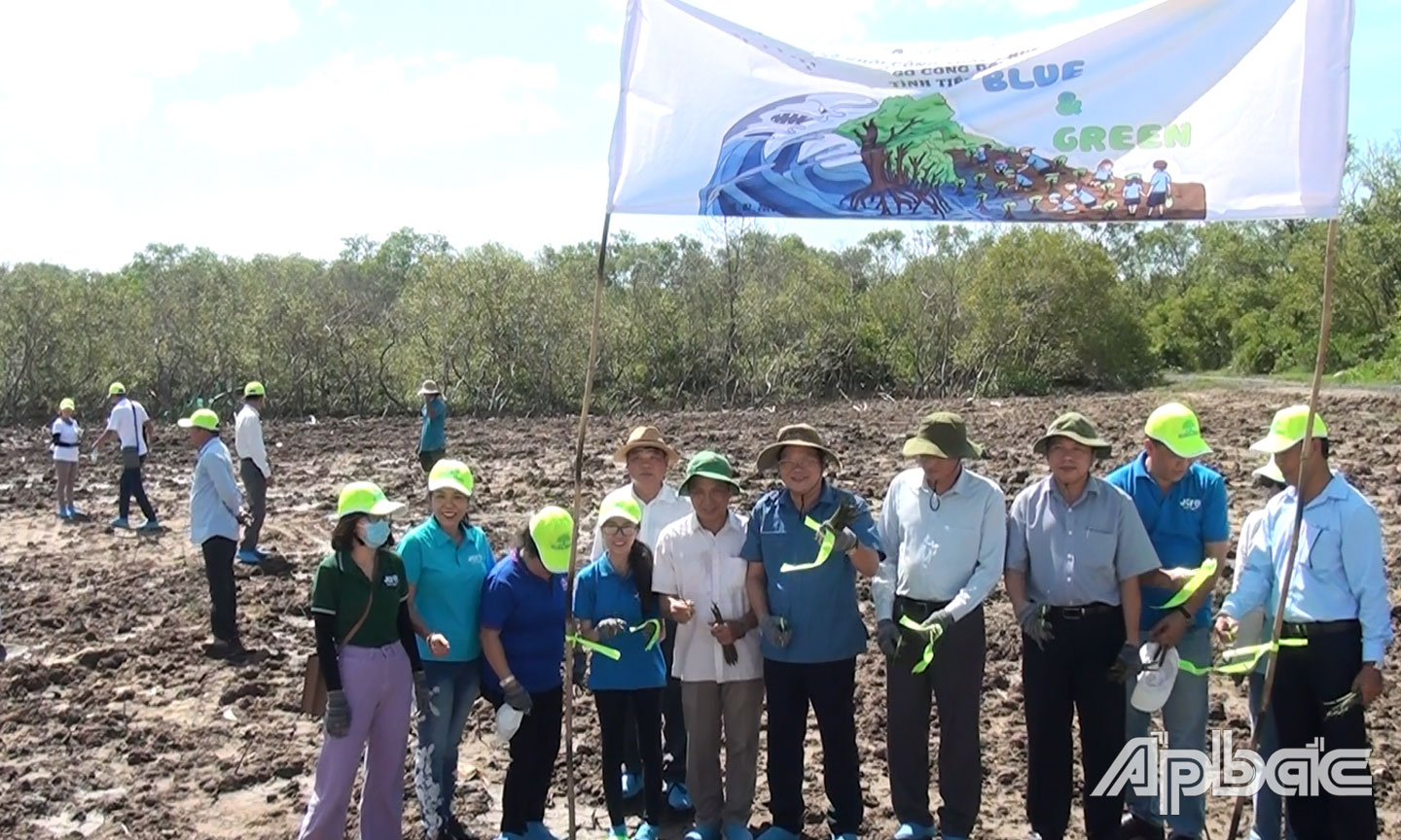 Ông Nguyễn Hữu Lợi cắt băng khánh thành khởi công dự án. Ảnh: Quốc Toàn.