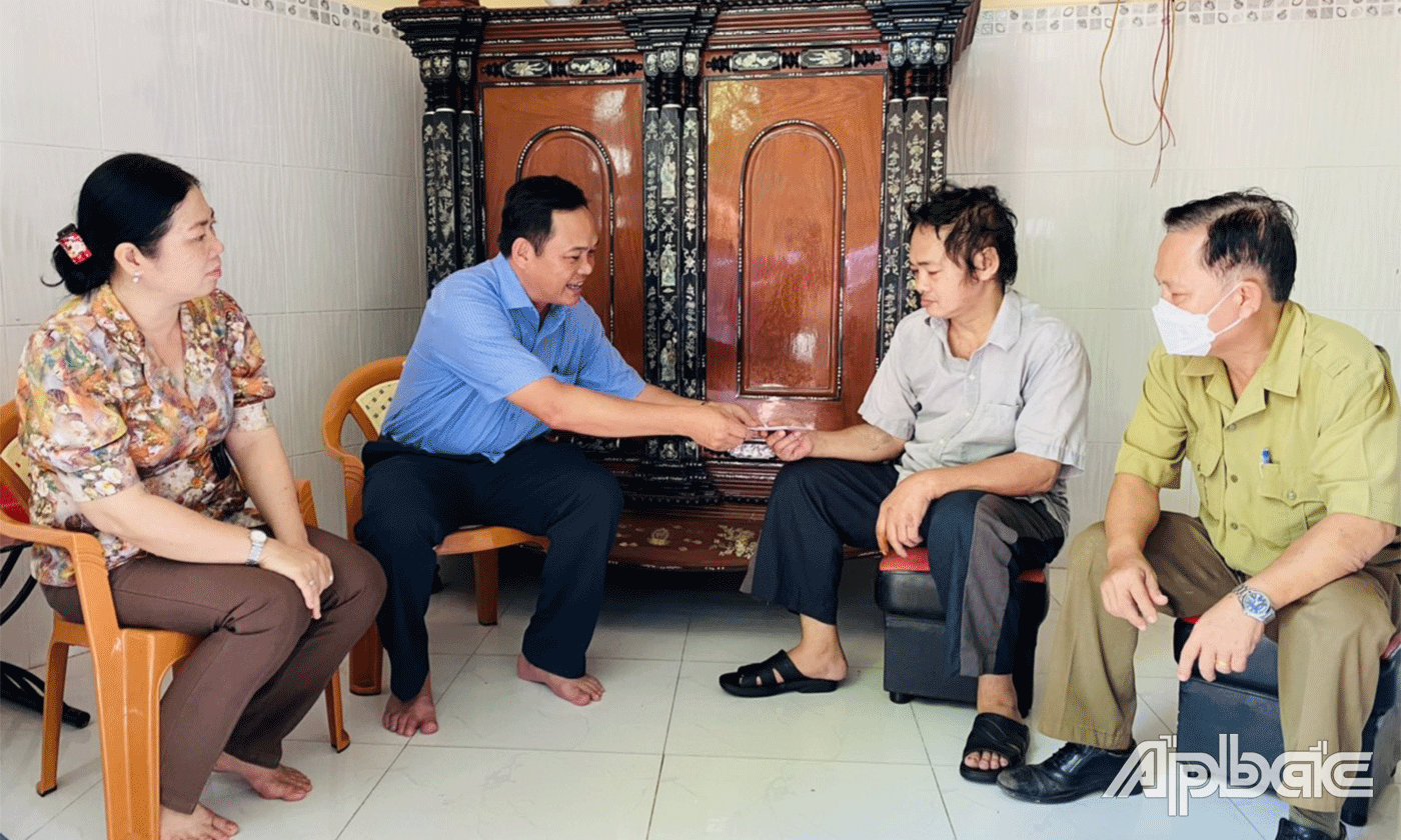 Đoàn thăm hỏi, tặng quà cho thương binh Nguyễn Thạch Hùng.