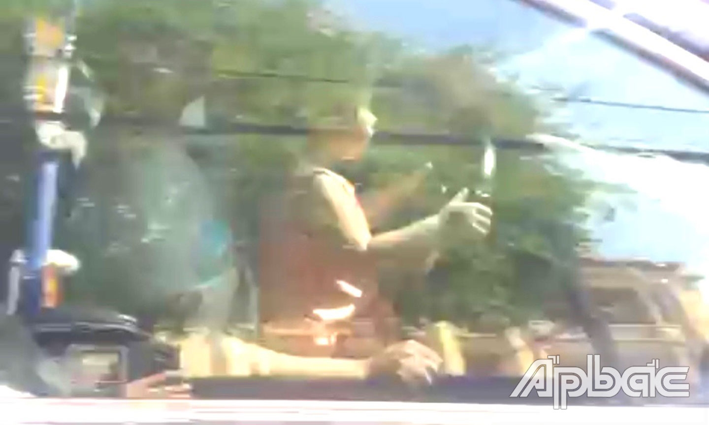 Em bé ngồi trên đùi điều khiển xe ô tô.