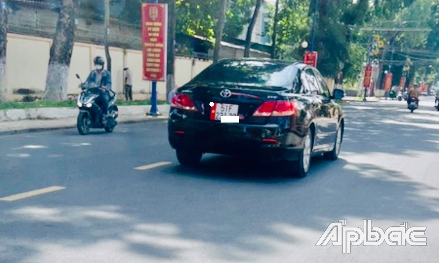 Xe ô tô lưu thông trên đường TP.Mỹ Tho.