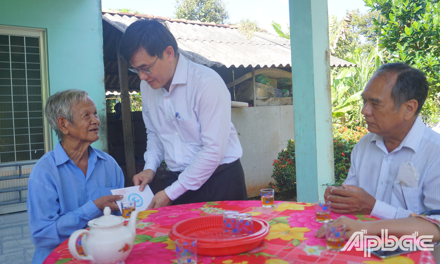 Đoàn đến thăm và tặng quà cho ông Trần Văn Bé, Thương binh 60%, ấp 8, xã Long Trung