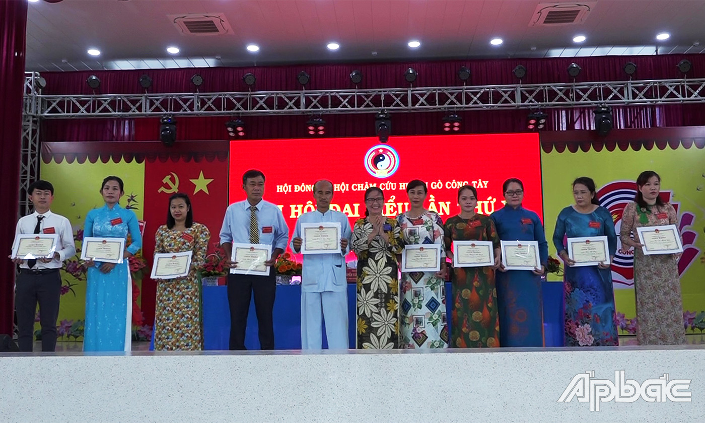 Khen thưởng các tập thể, cá nhân tại hội nghị