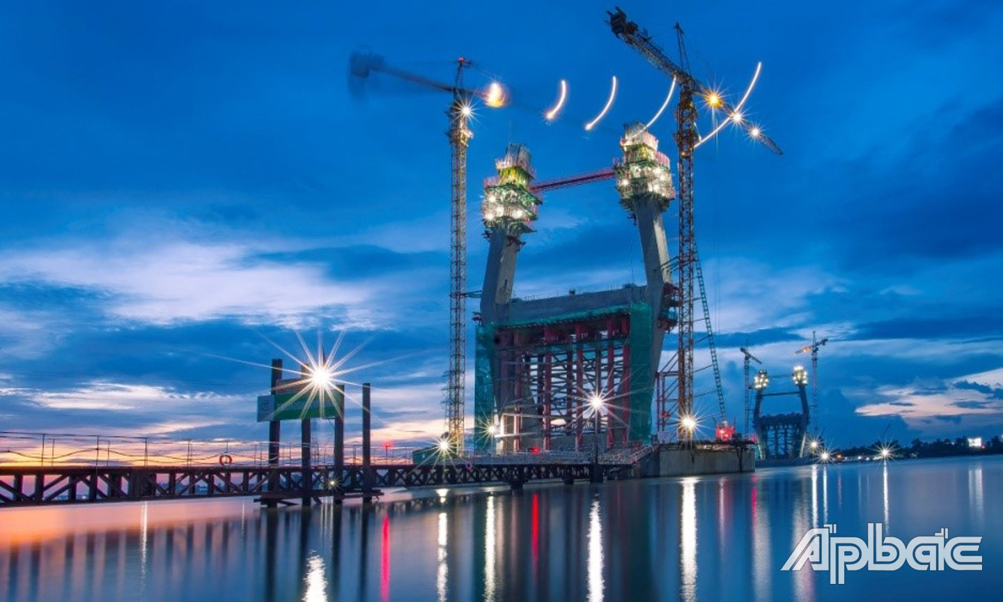 Tác phẩm: “Hoàng hôn trên công trường Cầu Mỹ thuận 2” của tác giả Nguyễn Thượng Toàn.