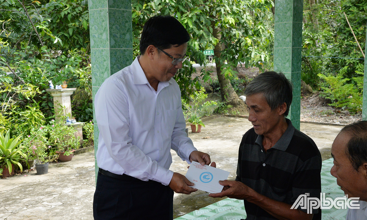 Đồng chí Trần Thanh Nguyên phát biểu tại buổi tiếp xúc cử tri xã An Hữu 