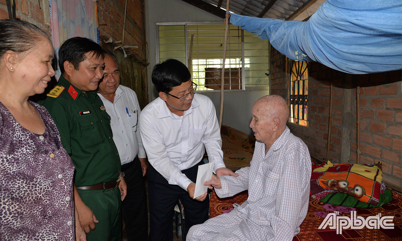 Đồng chí Trần Thanh Nguyên phát biểu tại buổi tiếp xúc cử tri xã An Hữu 