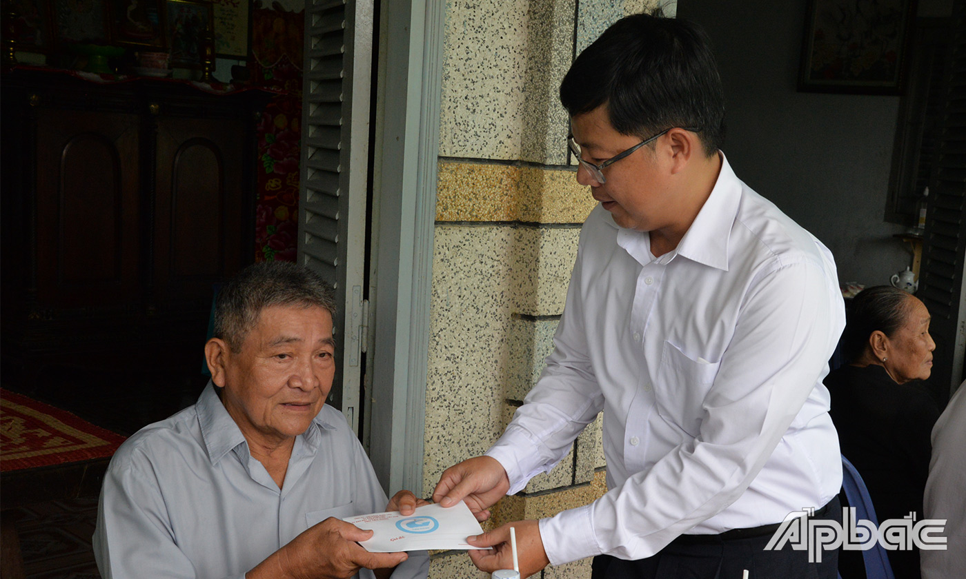 Đồng chí Trần Thanh Nguyên phát biểu tại buổi tiếp xúc cử tri xã An Hữu 