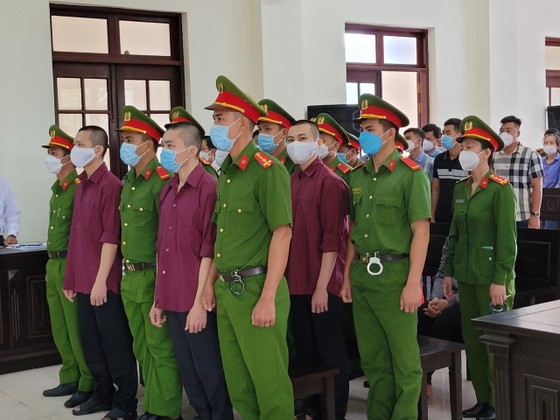 Các bị cáo tại phiên tòa sáng 20-7.