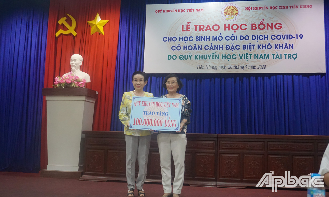 Nhà giáo ưu tú Trương Thị Hiền trao bảng tượng trưng trị giá 100 triệu đồng của Quỹ Khuyến học Việt Nam tặng  học sinh mồ côi tỉnh Tiền Giang.