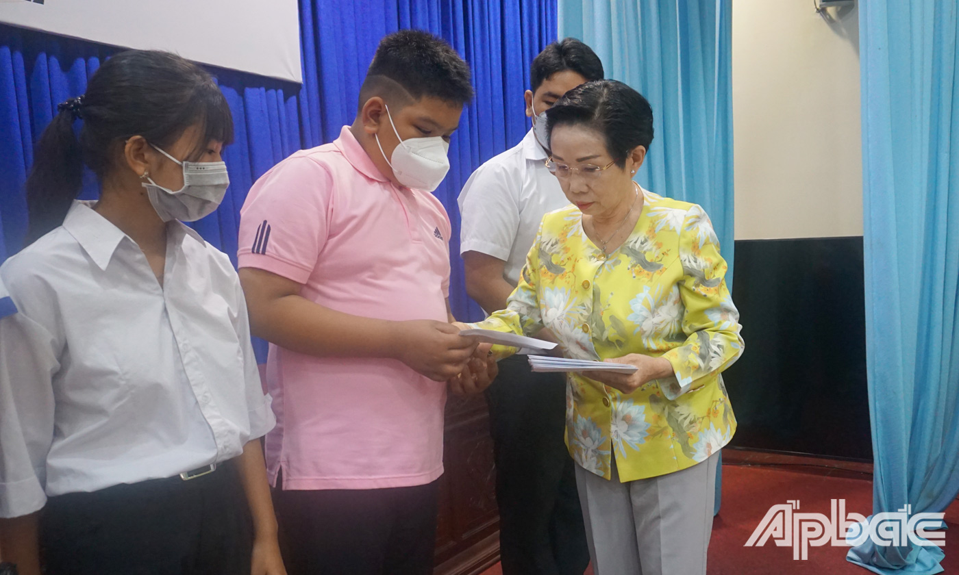 Nhà giáo ưu tú Trương Thị Hiền trao học bổng cho các em hoàn cảnh đặc biệt khó khăn