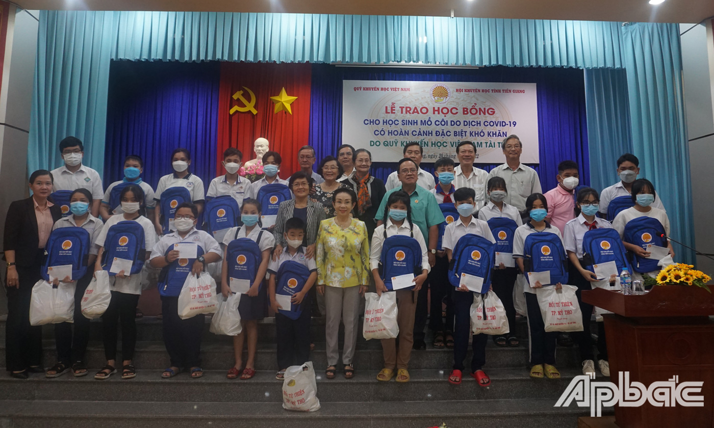Một số hình ảnh BTC trao học bổng cho các em có hoàn cảnh đặc biệt khó khăn. 