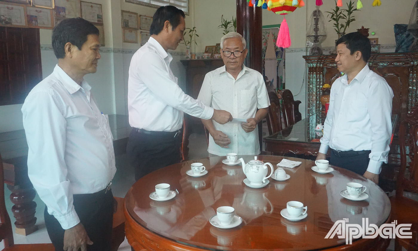 Đoàn đã đến và tặng quà cho gia đình ông Nguyễn Văn Bo, thương binh 61%, ấp Quang Thọ, xã Quơn Long. 