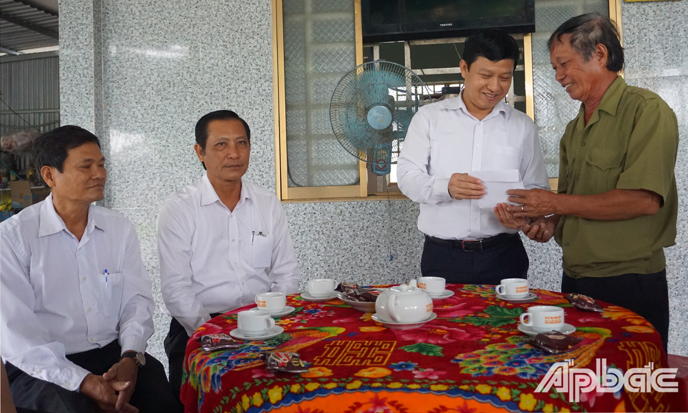 Một số hình ảnh thăm và tặng quà các gia đình. 