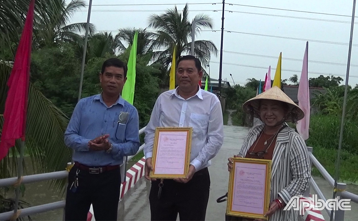 Lãnh đạo huyện trao thư cảm ơn các mạnh thường quân