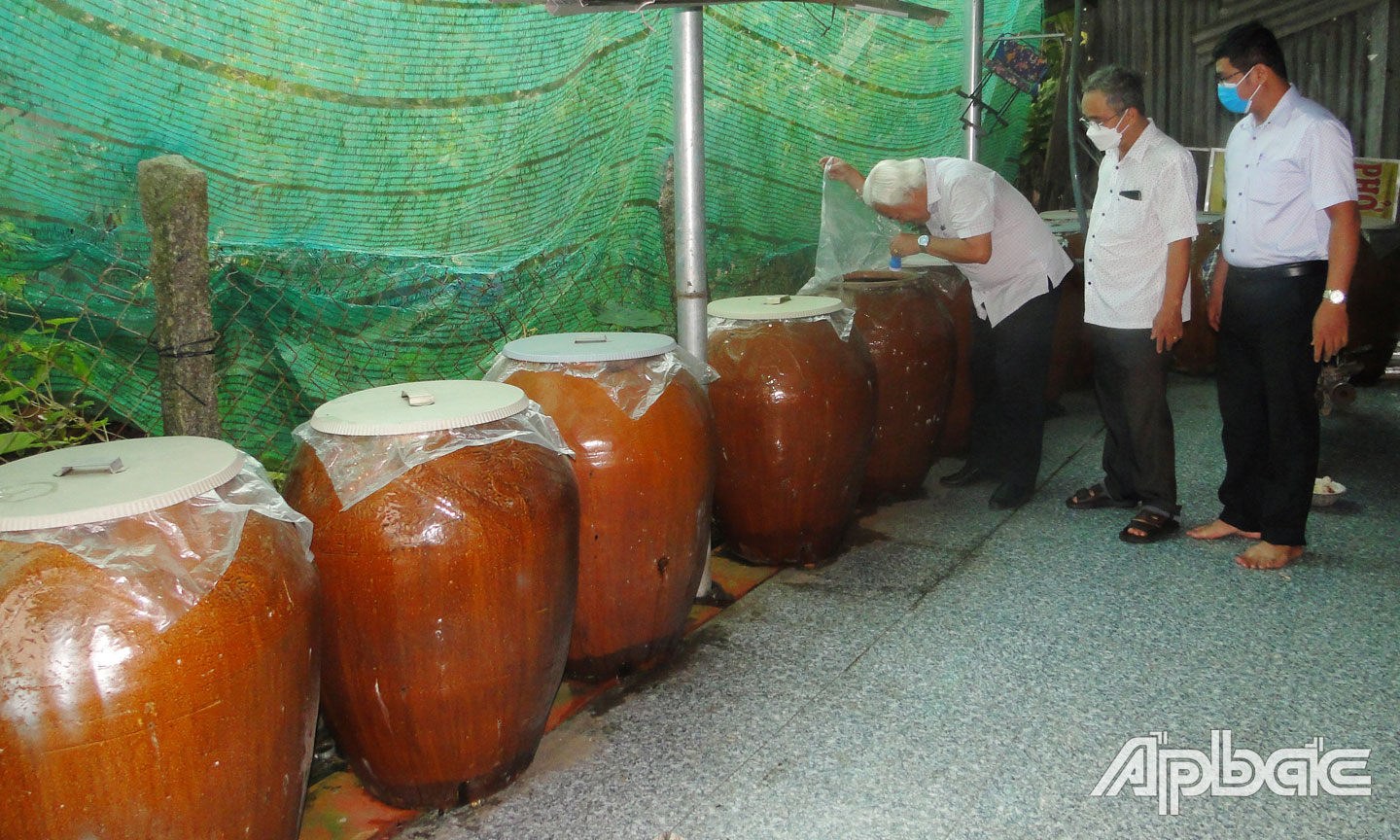 BS.CK2 Nguyễn Ngọc Chơn kiểm tra lăng quăng tại ấp Chà Là.